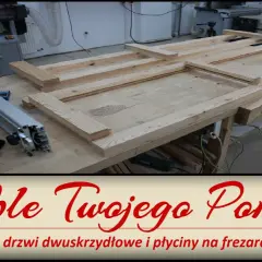 Drewniane ramy drzwiowe na stole warsztatowym, narzędzia i oznaczenie "Cz.1".