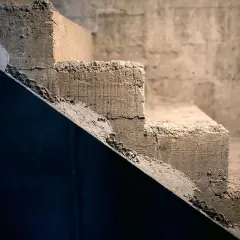 Jak tanio wykończyć schody betonowe wewnętrzne bez dużych kosztów