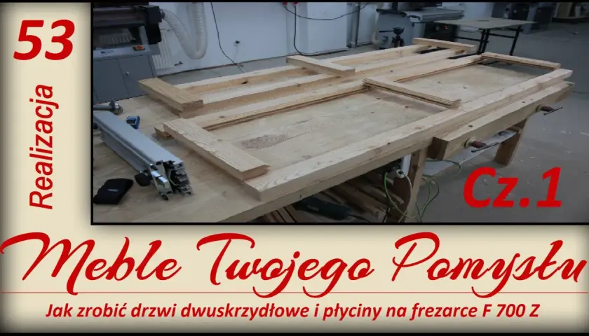 Drewniane ramy drzwiowe na stole warsztatowym, narzędzia i oznaczenie "Cz.1".
