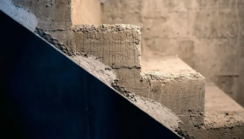 Jak tanio wykończyć schody betonowe wewnętrzne bez dużych kosztów
