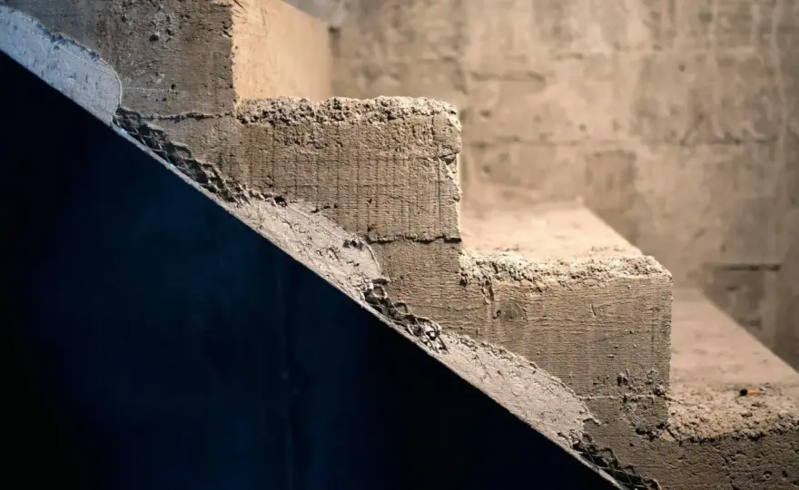 Jak tanio wykończyć schody betonowe wewnętrzne bez dużych kosztów