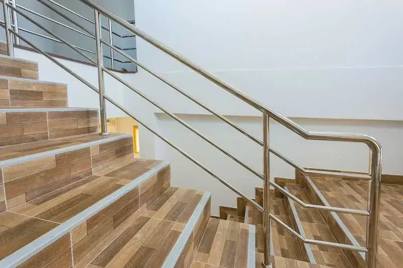 Ile kosztuje ułożenie płytek na schodach? Sprawdź ceny i porady